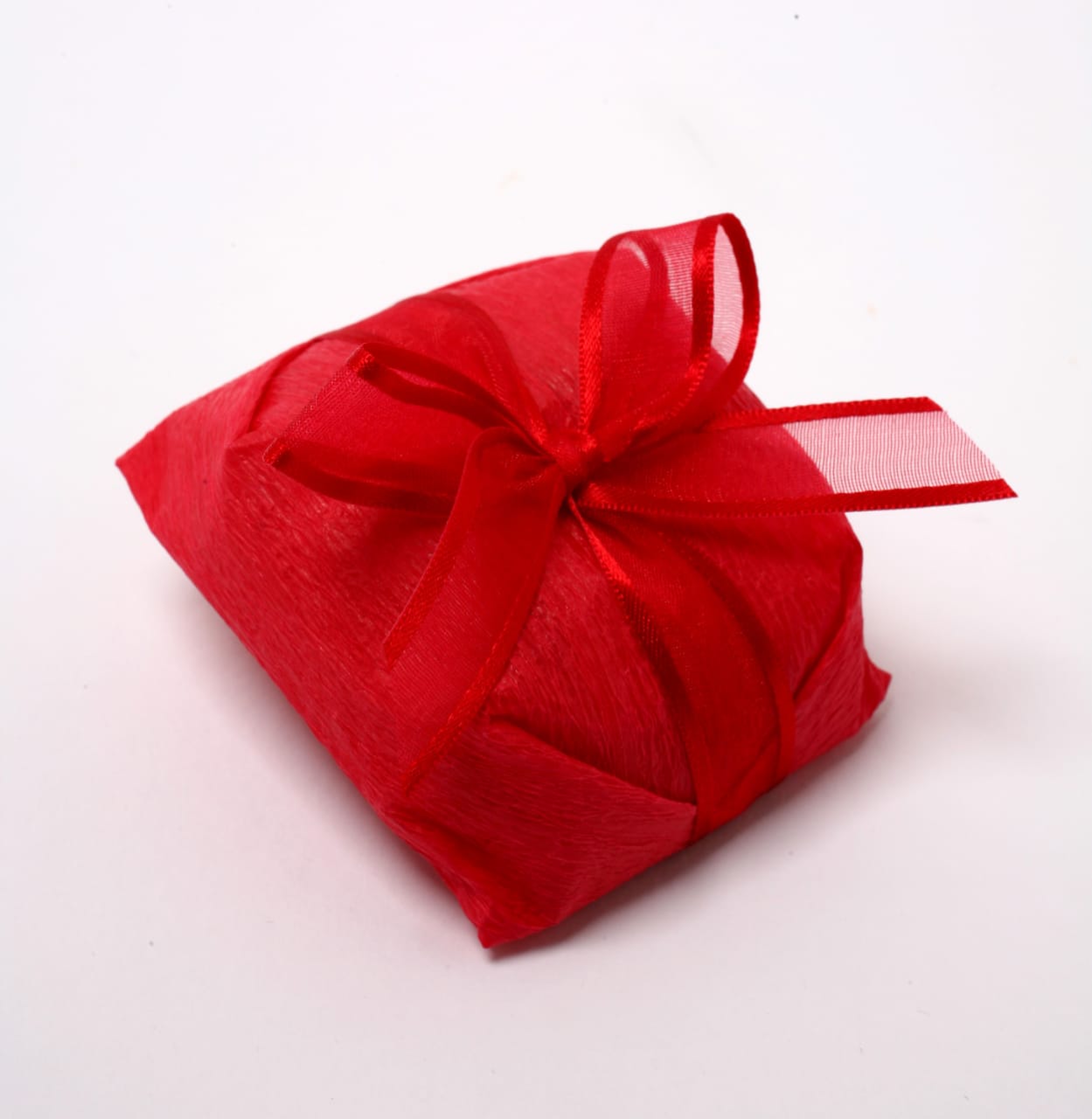 Fale Conosco - Zulmira Doces | Pra todos verem: Bem Casado embrulhado no papel Crepom Vermelho e Fita de Organza nº 02 Vermelha 